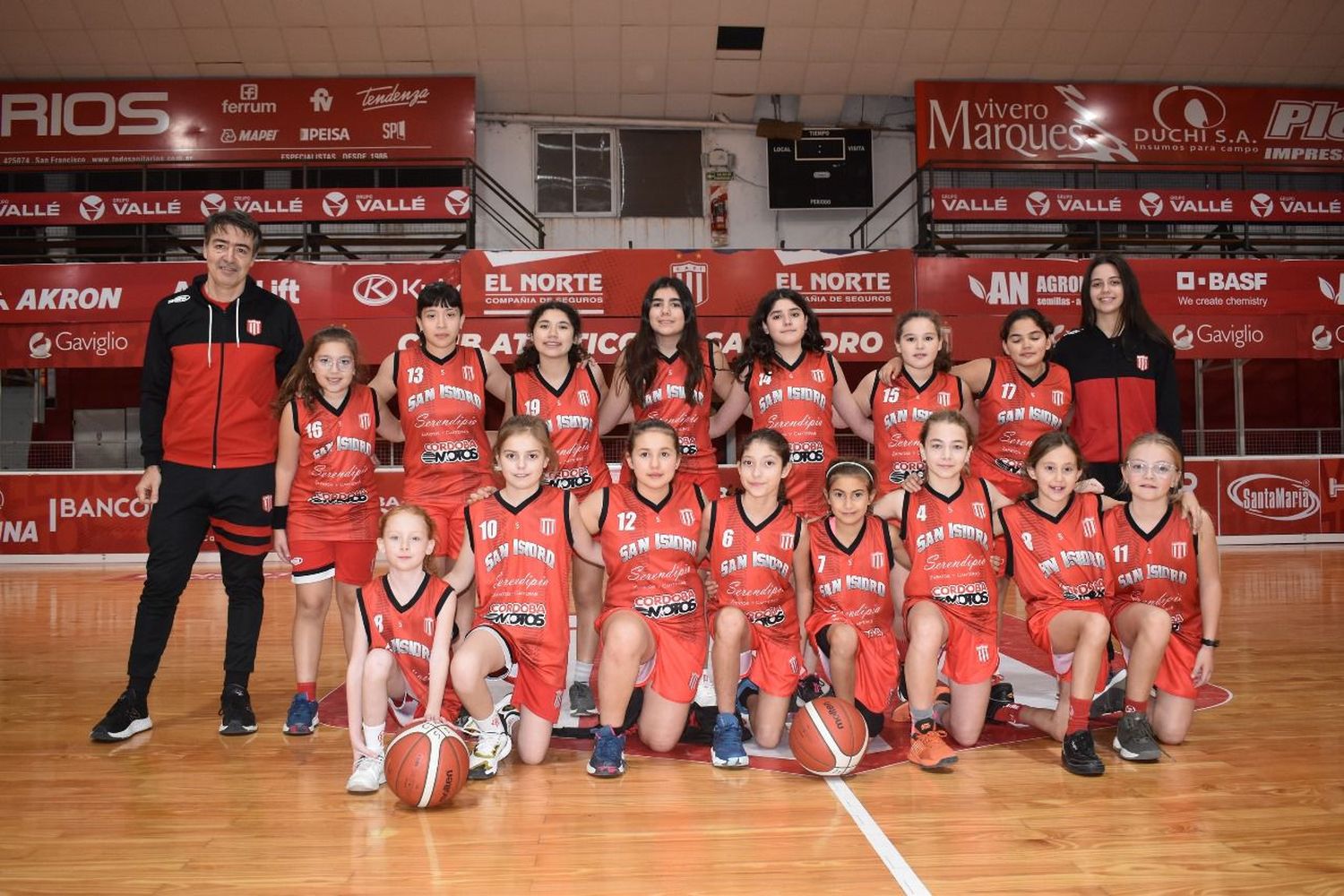 Zoe Balkenende, Guadalupe Lozano, Josefina Tonini, Alina Arutt, Isabella Ridolfo, Emilia Molinaro, Paulina Copes, Agustina Pereyra, Rosa Arias, Angela Franceschi, Juana Molina, Violetta Rossi, Amparo Barello, y su entrenador Diego Favot.