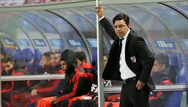 La salida de Saviola de River obliga a ir por otro delantero
