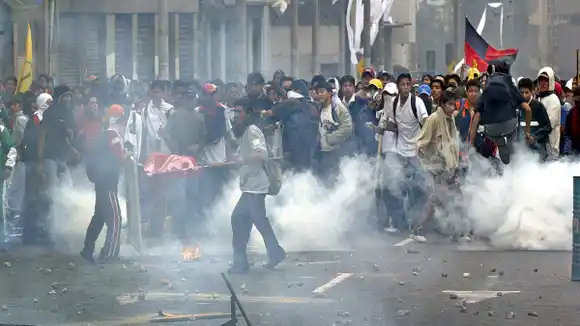 ENTRE INCENDIOS E INVASIONES: presidente de Ecuador denuncia «actos vandálicos» en protestas indígenas