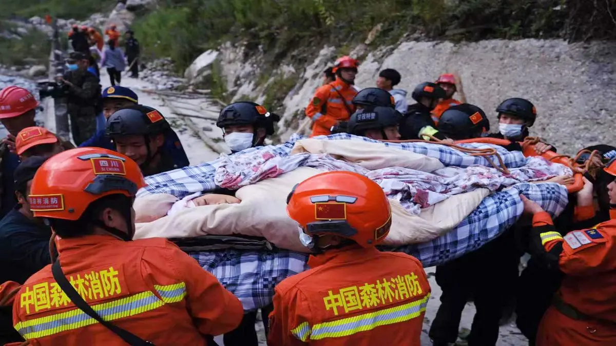 DESTRUIDOS Y CON AMENAZA DE LLUVIAS: 66 muertos, 250 heridos y 12 desaparecidos las cifras del terremoto en suroeste de China