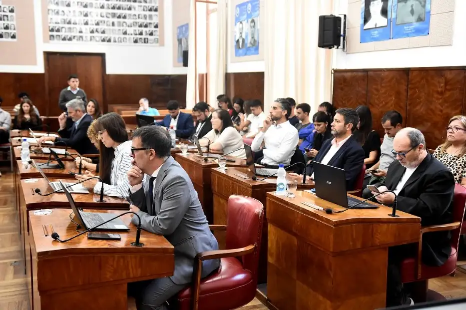El bloque oficialista aprobó la cesión de facultades para el aumento del boleto. FOTO: La Capital.