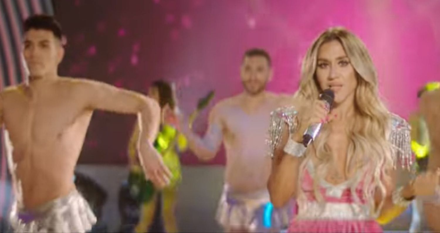 Jimena Barón estrenó su nuevo videoclip con mucha curva masculina