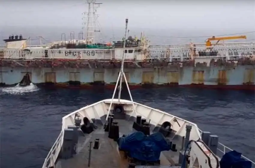 Insólito: el buque chino capturado por pesca ilegal se dio a la fuga