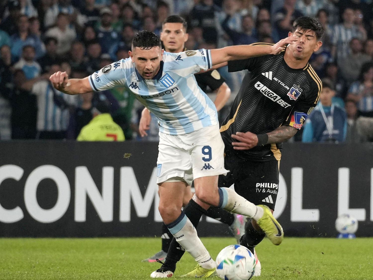 Racing aplastó a Colo Colo y se aseguró la clasificación