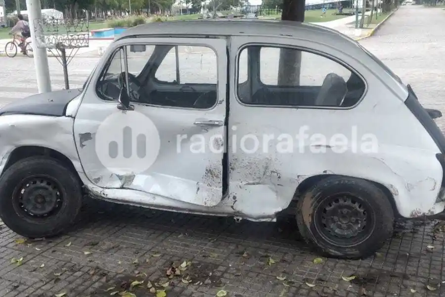 Se llevó puesto un Fiat 600 estacionado y huyó: la alcoholemia le dio positivo