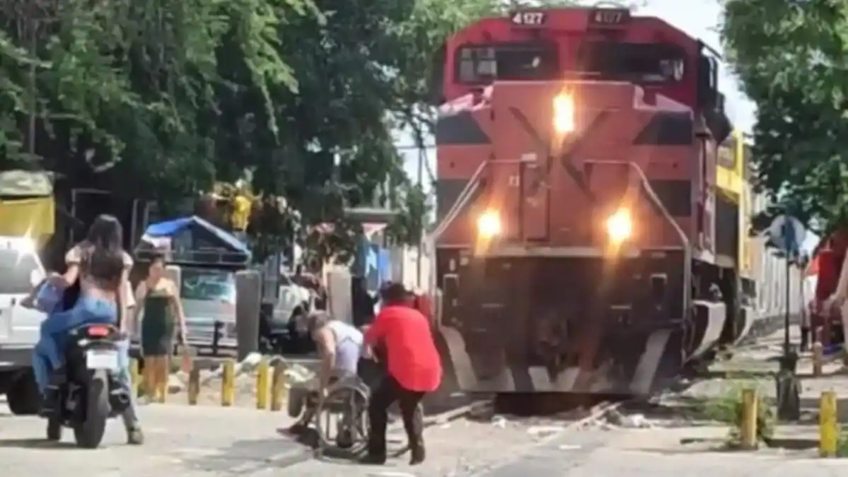 ¡HÉROES SIN CAPA! Rescatan a hombre en silla de ruedas que intentó ganarle a un tren (VIDEO VIRAL)