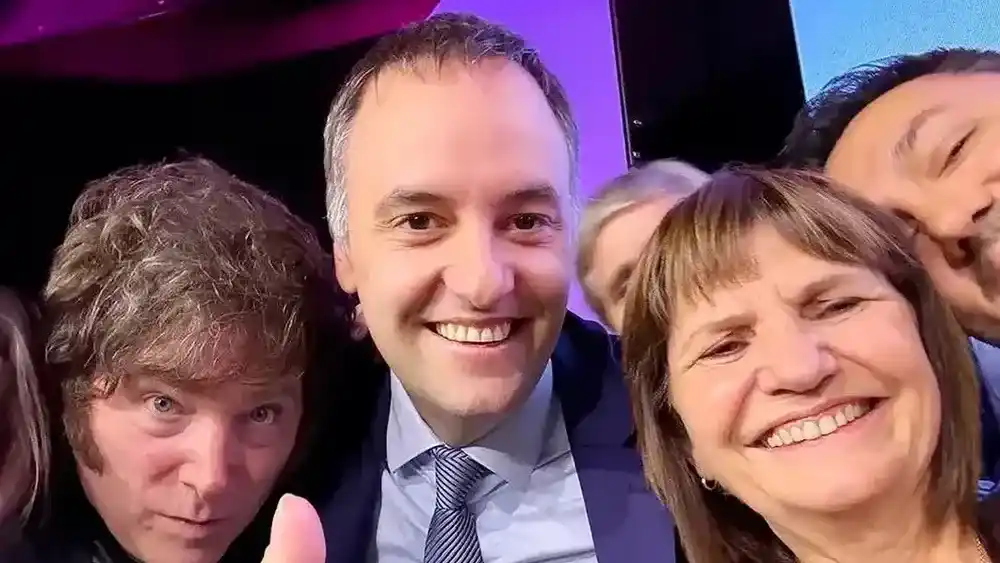 Milei, Adorni y Patricia Bullrich.