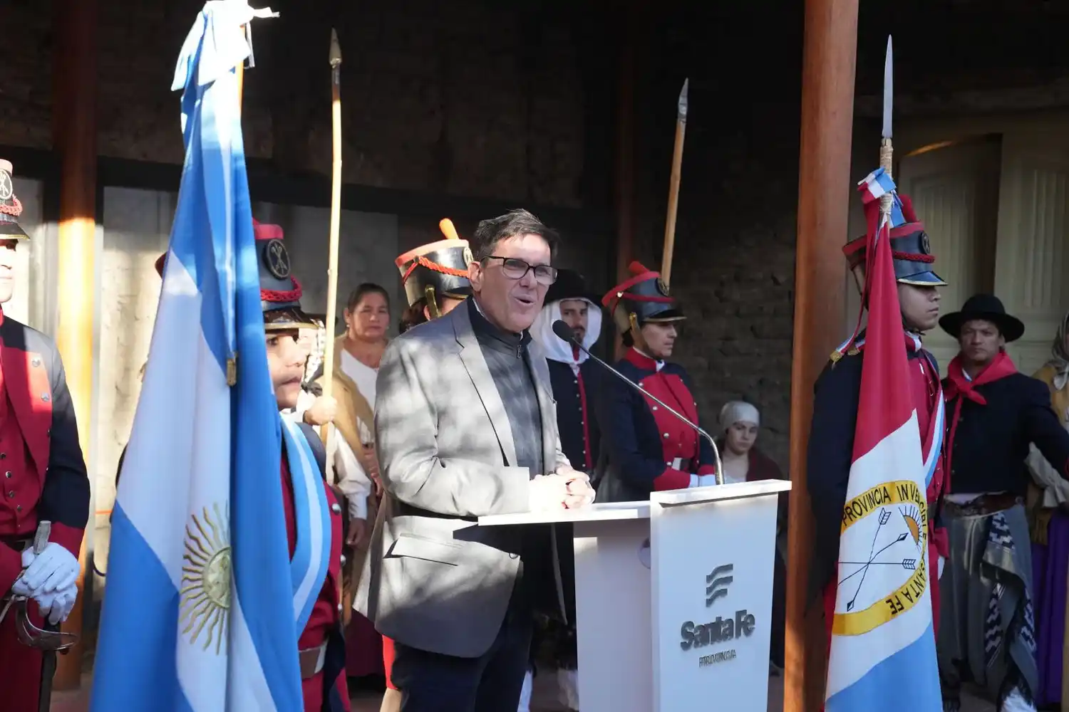 José Goity, ministro de Educación, realizando el anuncio.