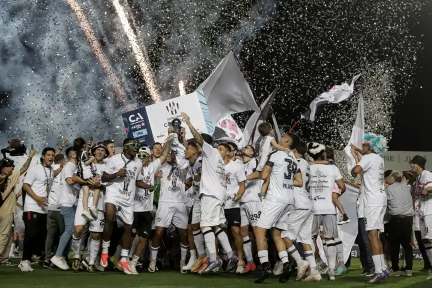 El equipo de Central Córdoba de Santiago del Estero celebrando el título.