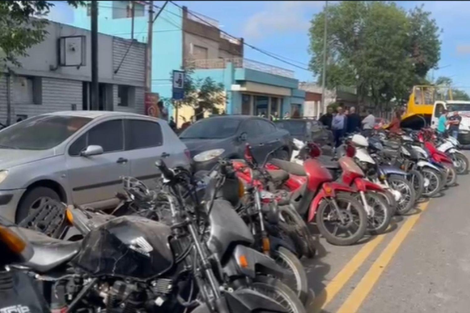 Retiran vehículos secuestrados de la Comisaría 21ª: "Había autos hasta en segunda y tercera fila"