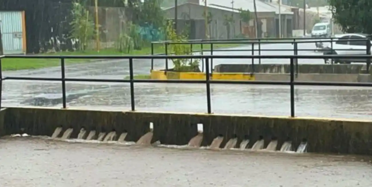 Gran cantidad de agua en poco tiempo provocó inconvenientes en Firmat.