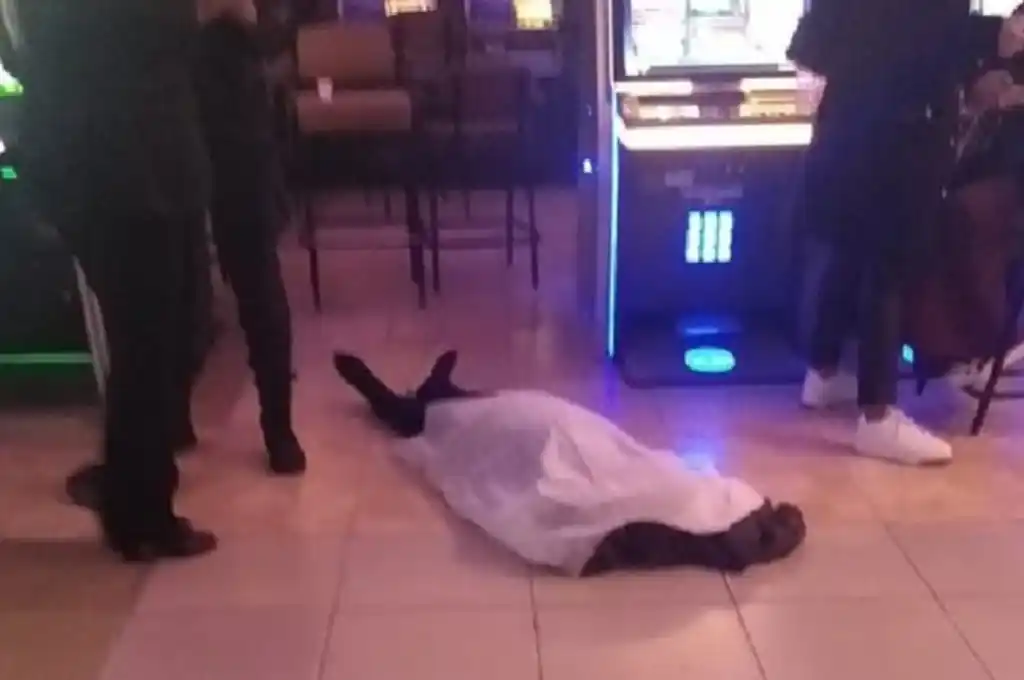 Murió tras descompensarse en el área de tragamonedas