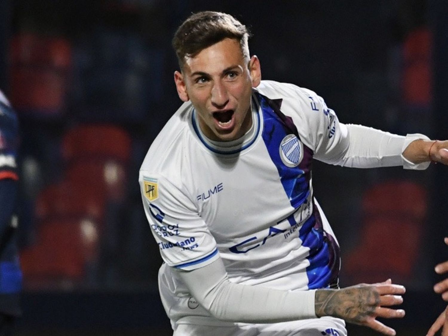 Facundo Ardiles gritando un tanto con la camiseta de Godoy Cruz