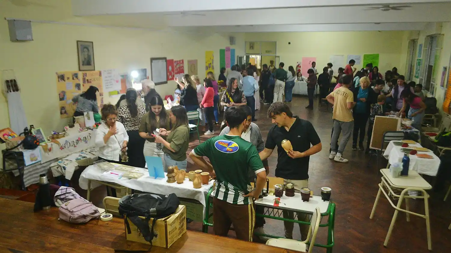 La ESJA N° 2 “Roberto Epele” realizó una feria de emprendimientos con gran participación estudiantil
