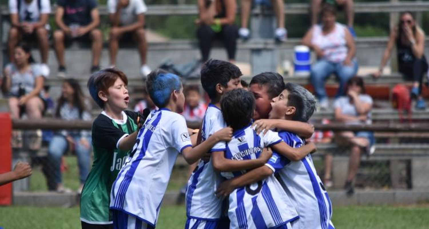 Los planteles de Paraná, Agricultores y El Porvenir campeones del Clausura de la Liga Infantil