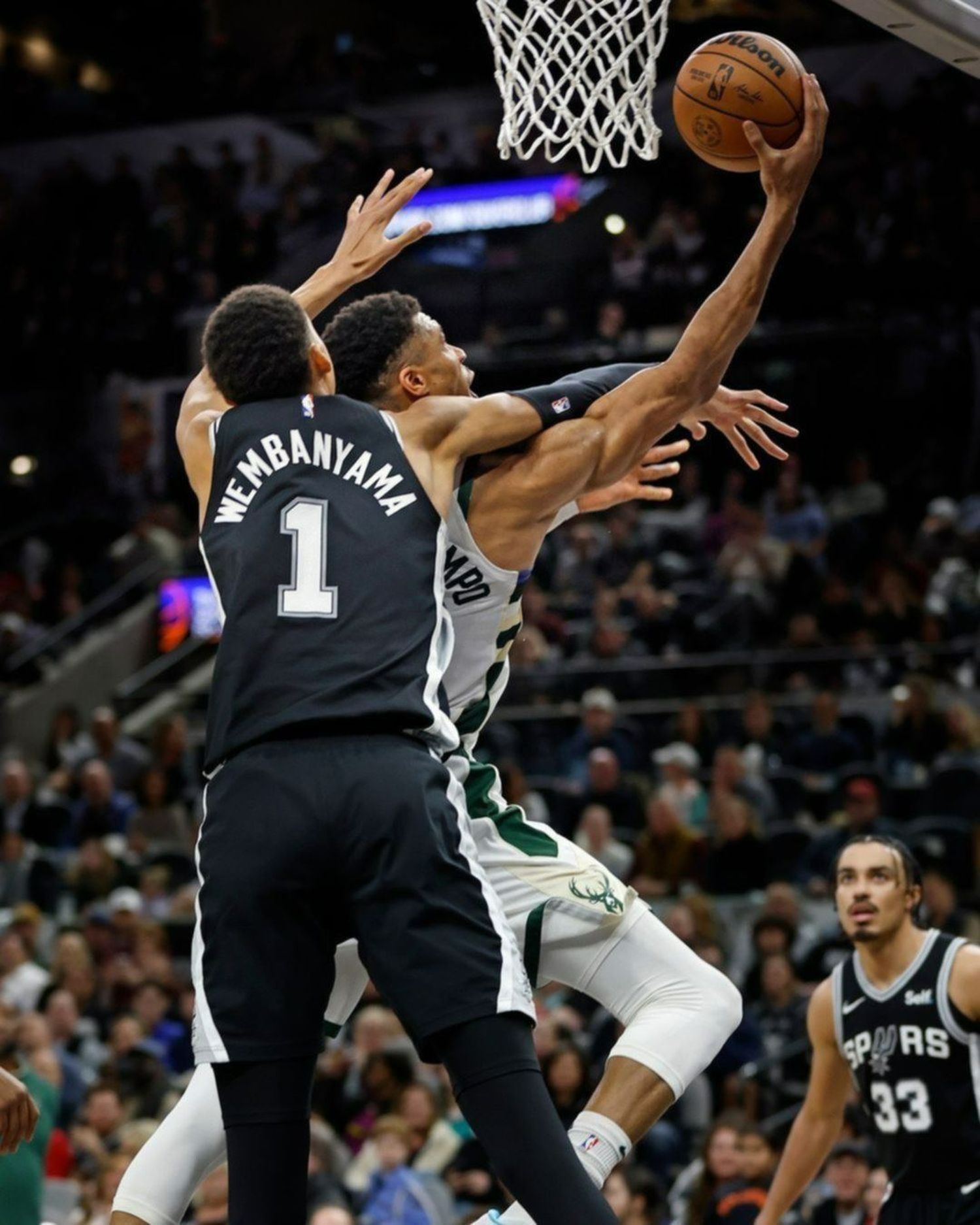 ¡Duelo de titanes! Así fue la increíble tapa de Wembanyama a Giannis Antetoukonmpo