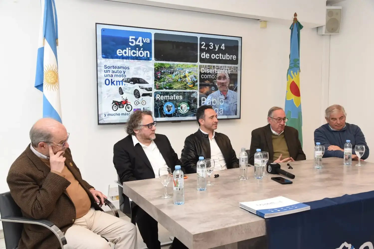 La conferencia se desarrolló en la CET.