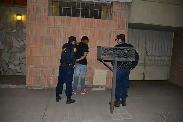 Un joven fue detenido cuando intentaba entrar a la fuerza a una casa 
