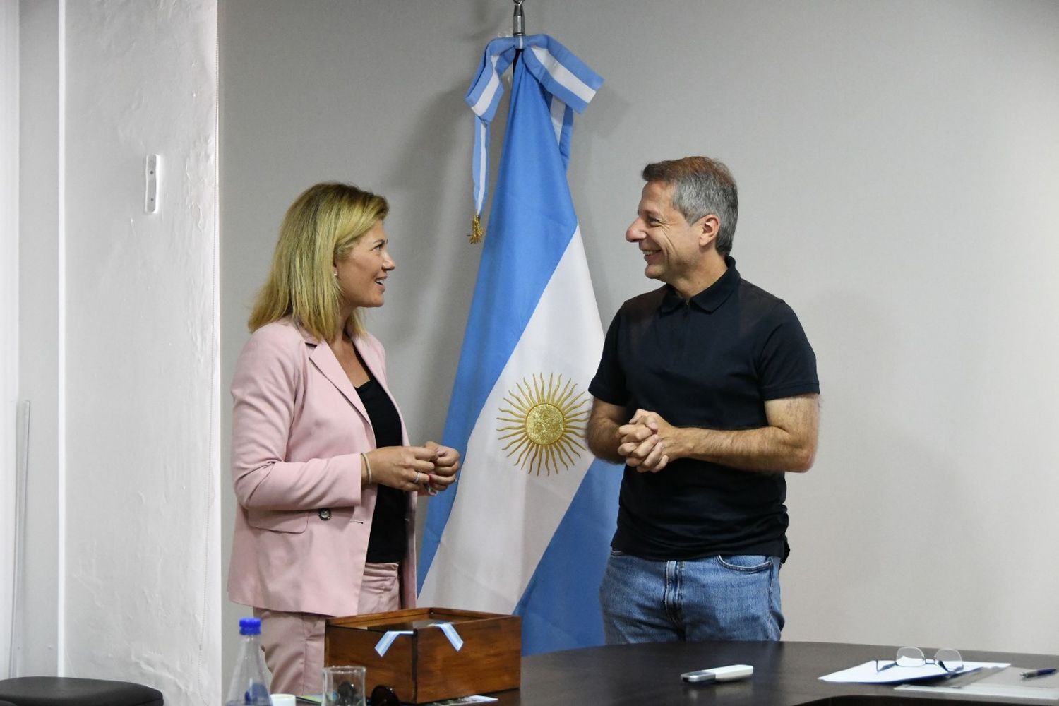 La cónsul general de Italia en Córdoba, María Luisa Lapresa, junto a Damián Bernarte.