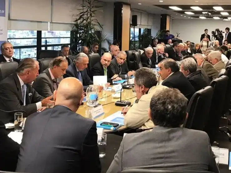 Ante la falta de acuerdo entre las partes presentes, el Ejecutivo definirá el aumento por decreto.