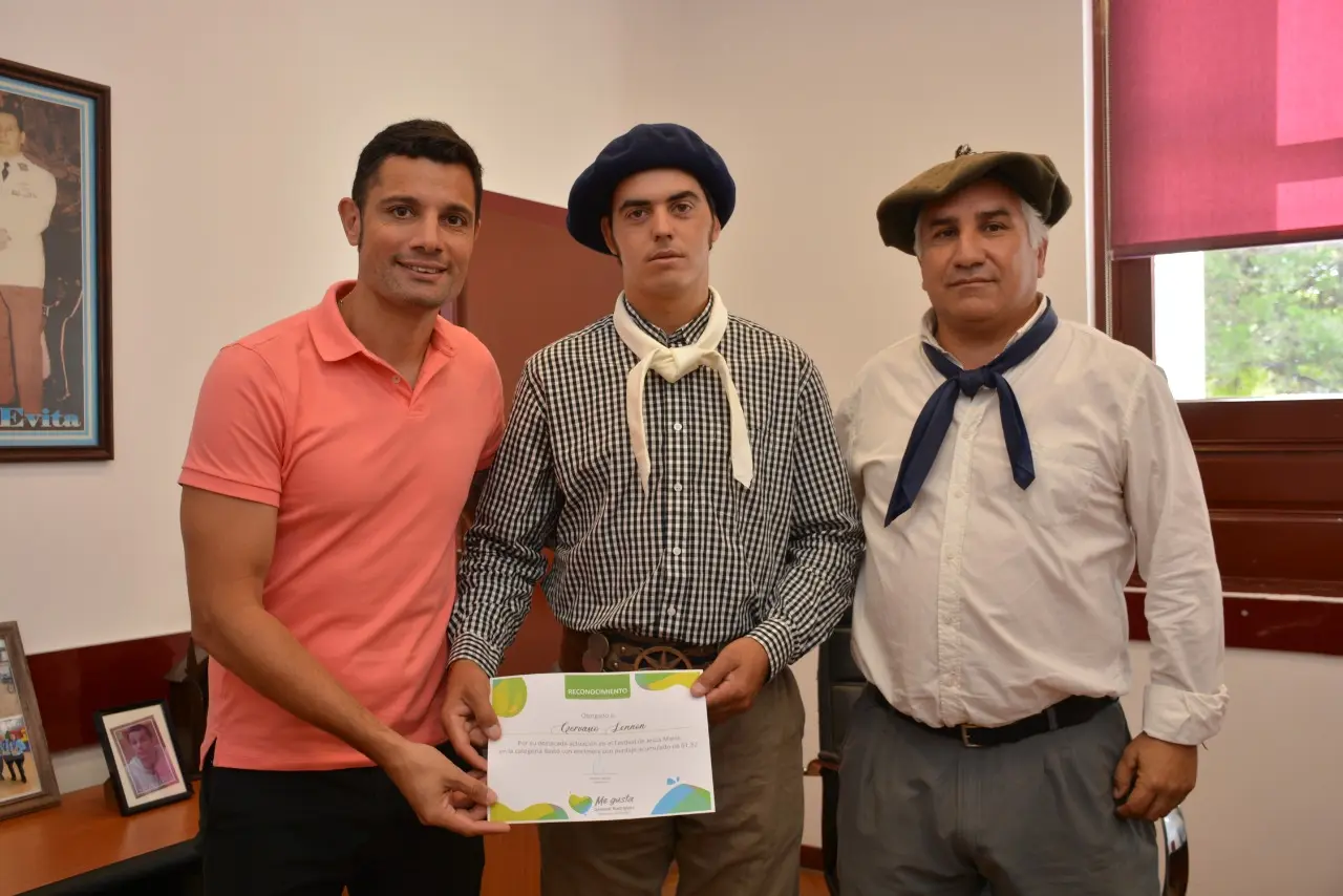 General Rodríguez: Intendente García entregó reconocimiento al jinete Gervasio Lennon, campeón en Jesús María