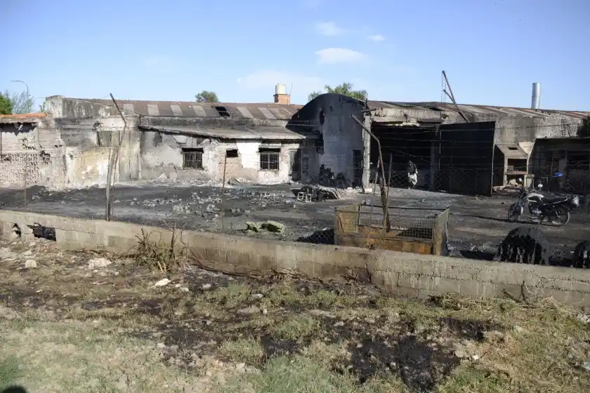 El día después del incendio voraz en una fábrica de plásticos de zona oeste