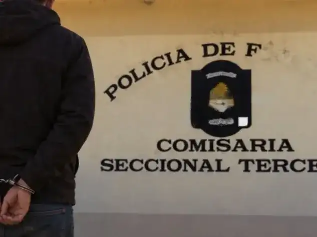 Fue a la comisaría a pedir un certificado para viajar y terminó detenido por robo