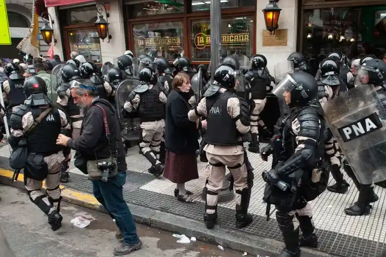 "Perfecto, sin pasividad, contra una violencia inusitada", manifestó la ministra de Seguridad, Patricia Bullrich.