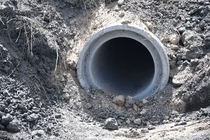 Trabajos de mantenimiento vial en La Esmeralda y el acceso entre la costanera y la Ruta 20