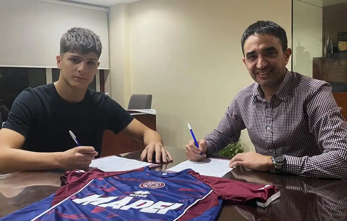 De Martis junto con el presidente de Lanús, Luis María Chebel (FOTO: Lanús)