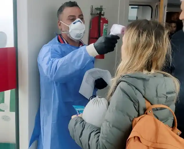 Realizan controles sanitarios a los procedentes de Italia