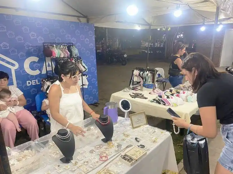 Mercado comunitario de emprendedores
edición especial de Pascua en el Galpón G