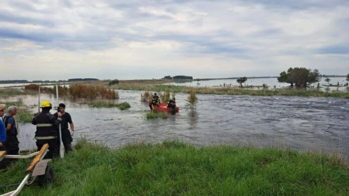 Bolívar: buscan a víctimas de un accidente que cayeron a un canal y a un trabajador rural desaparecido en un arroyo