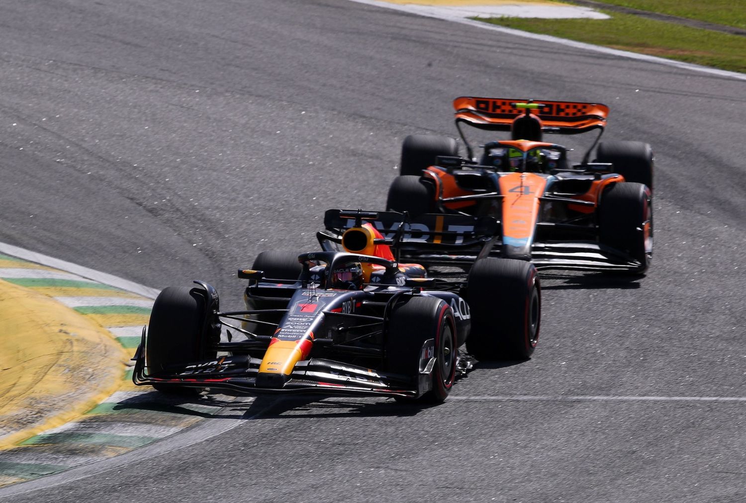 Max Verstappen conduciendo su Red Bull