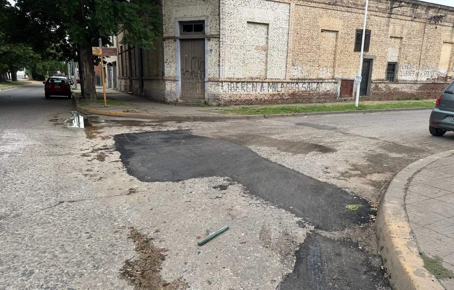 En calles céntricas donde el hormigón está más deteriorado colocan carpetas asfálticas.
