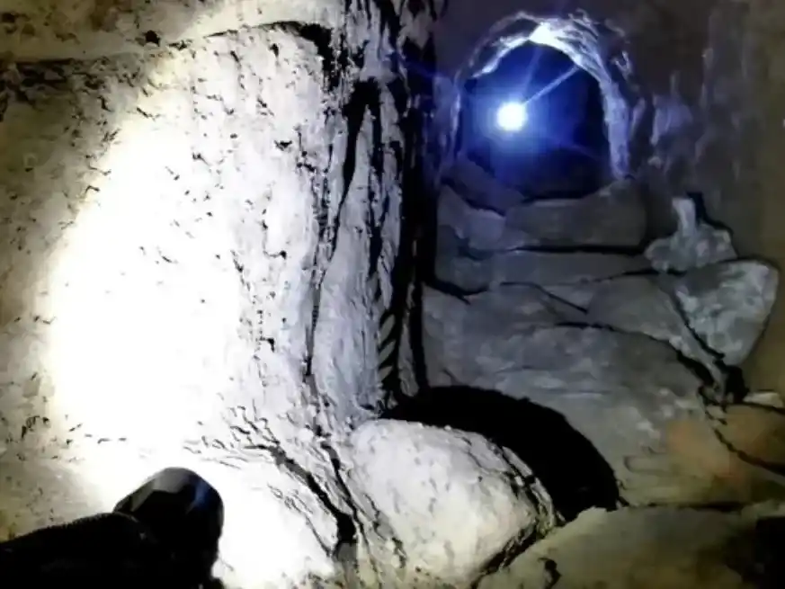 Se trata de una compleja excavación que conectaba un local comercial con la red de alcantarillado.