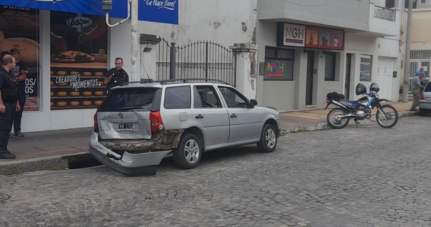 Cuatro vehículos se vieron involucrados en un accidente en cadena.