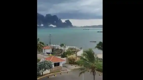 BUQUE QUE SURTÍA COMBUSTIBLE se incendió en llenadero de la refinería de Puerto La Cruz: ya fue controlado