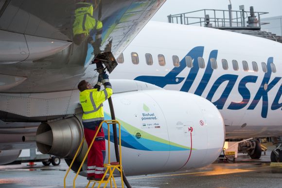 Alaska Airlines operó el primer vuelo comercial con biocombustible derivado de madera
