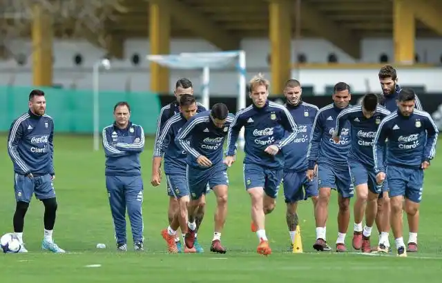 Sampaoli prueba tácticas, mientras define los once titulares