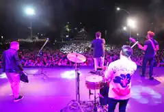 Los Totora coronaron el comienzo de las actividades por el Bicentenario, ante una diagonal Illia colmada