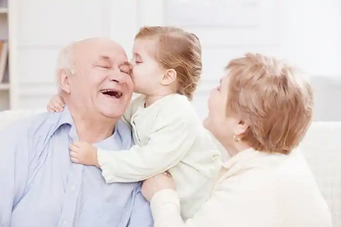 Un pueblo permite que los nietos visiten a los abuelos