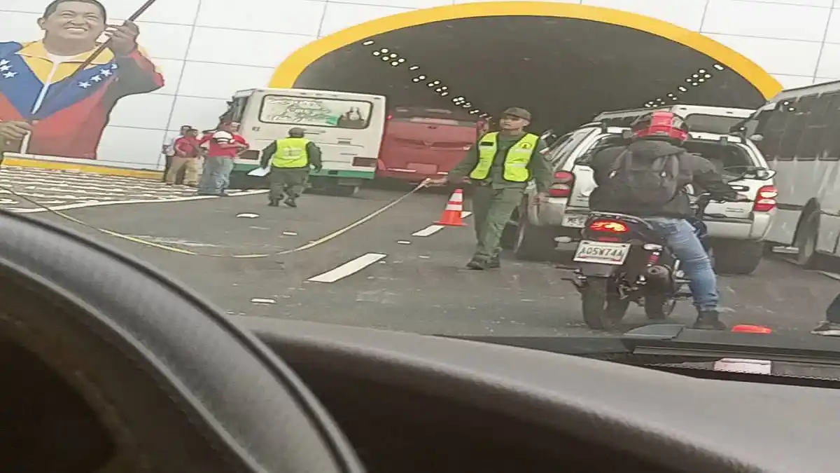 ¡Y RECIÉN PINTADO! Autobús choca contra la entrada del túnel Los Ocumitos este #5Sep
