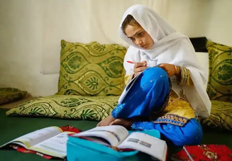 Una niña afgana estudiando en su casa ganó el premio Unicef a la mejor foto del año
