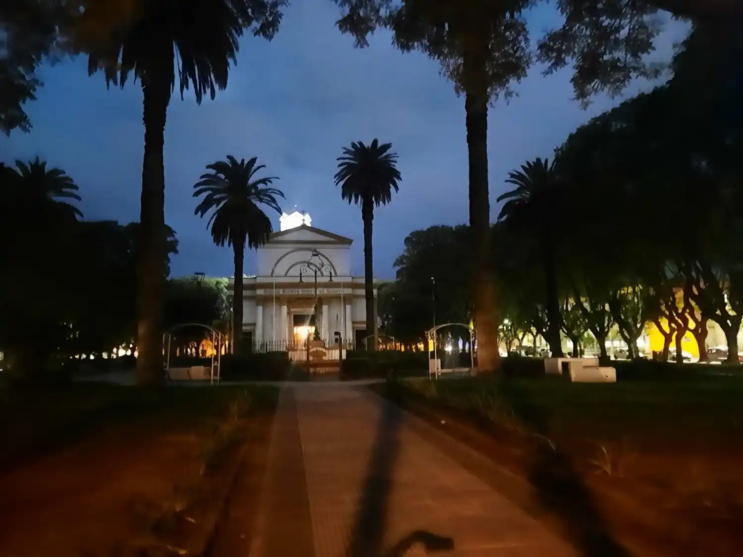 El joven fue sorprendido en la Plaza Constitución. El ladrón vestía un buzo rojo con capucha.