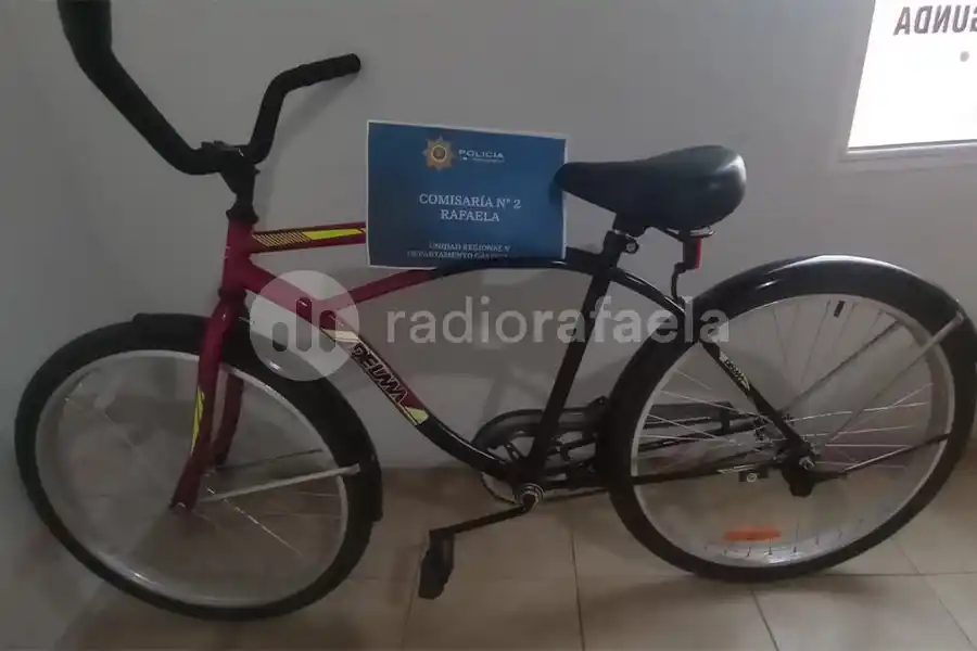 Un joven a las vueltas con una bicicleta ajena