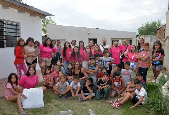 Voluntarios del Rotaract entregaron 25 kits escolares en el barrio La Movediza