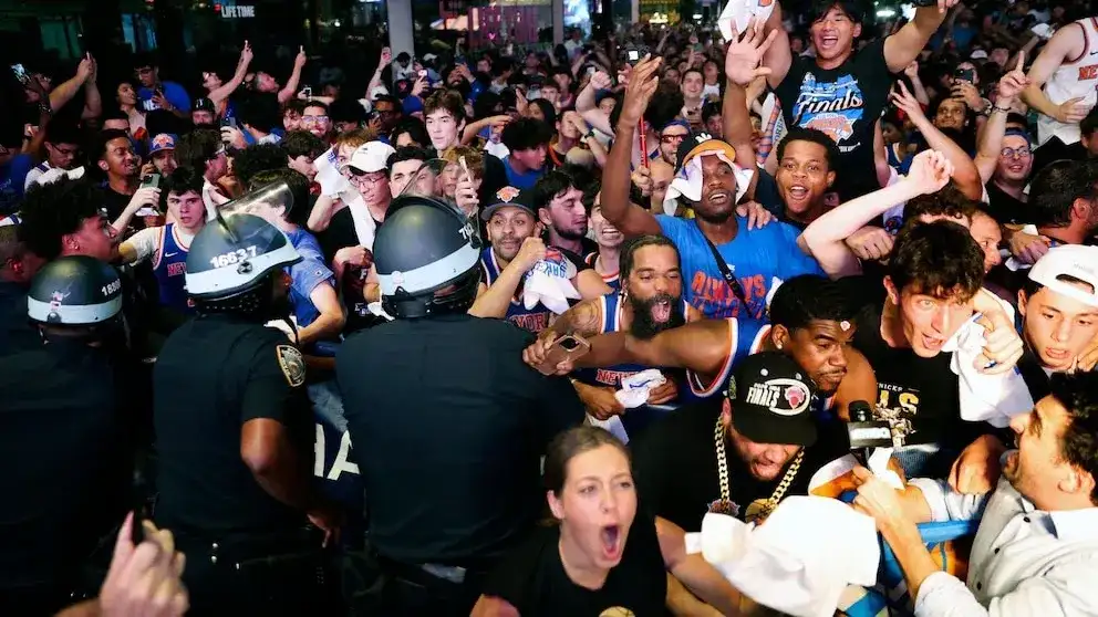 Los aficionados de los New York Knicks celebran su victoria tras una reunión para ver el quinto partido de las Finales de la NBA contra los San Antonio Spurs, el sábado 13 de junio de 2026, en Nueva York (AP/Heather Khalifa)