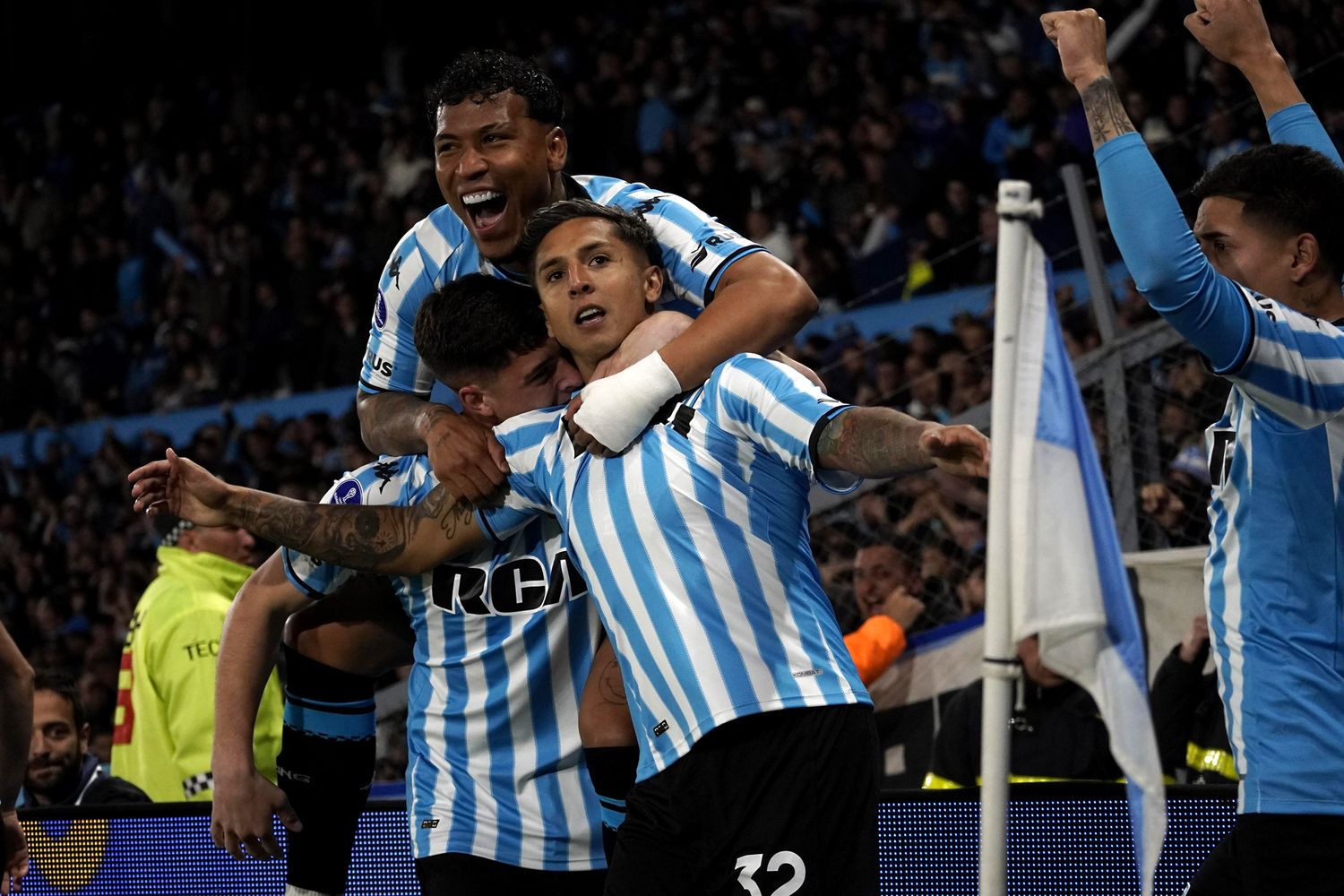 Los abrazos son para Almendra, autor del primer gol en Avellaneda.