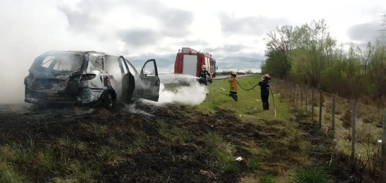 Se prendió fuego un auto en Ruta 12: las pérdidas materiales fueron totales